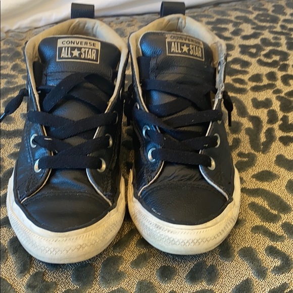 mid top tennis shoes